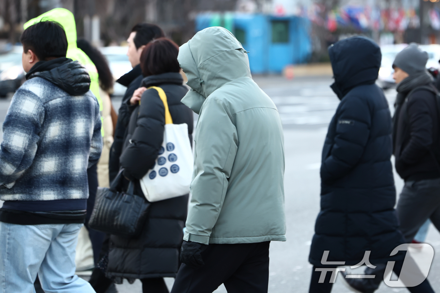 (서울=뉴스1) 김민지 기자 = 서울이 영하 12도까지 내려가는 등 강추위를 보인 2일 오전 서울 종로구 광화문 네거리에서 시민들이 발걸음을 옮기고 있다. 2026.1.2/뉴스1