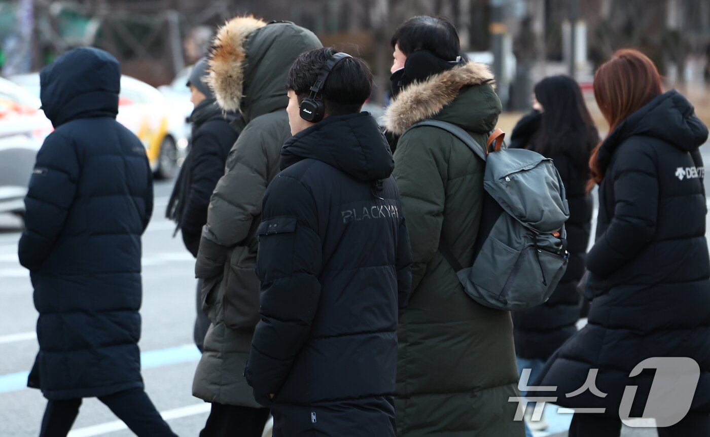 본문 이미지 - 새해 첫 출근일인 2일 오전 서울 종로구 광화문 네거리에서 두꺼운 외투를 입은 시민들이 발걸음을 옮기고 있다. 2026.1.2/뉴스1 ⓒ News1 김민지 기자