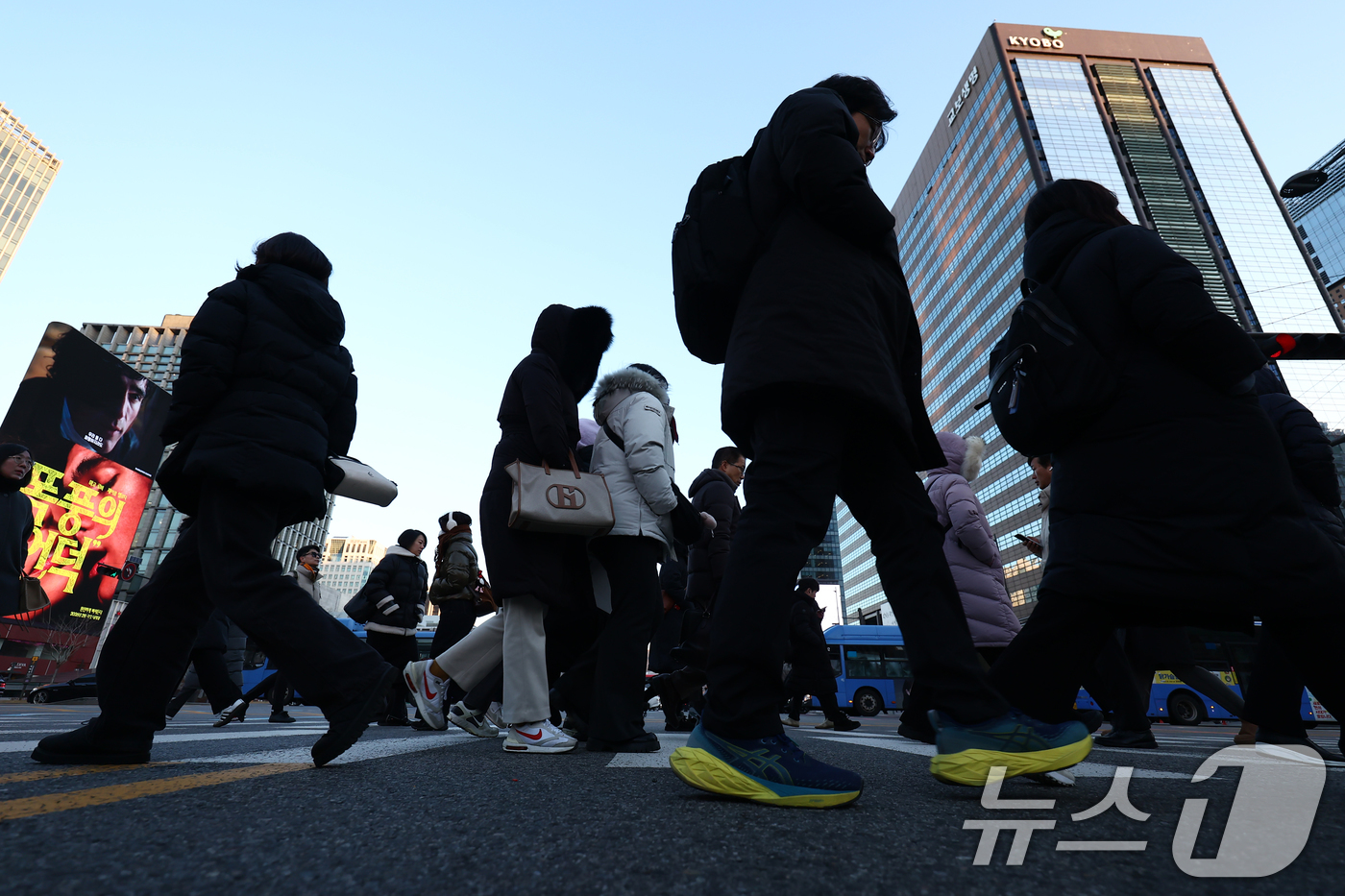 (서울=뉴스1) 김민지 기자 = 새해 첫 출근일인 2일 오전 서울 종로구 광화문 네거리에서 시민들이 발걸음을 옮기고 있다. 2026.1.2/뉴스1