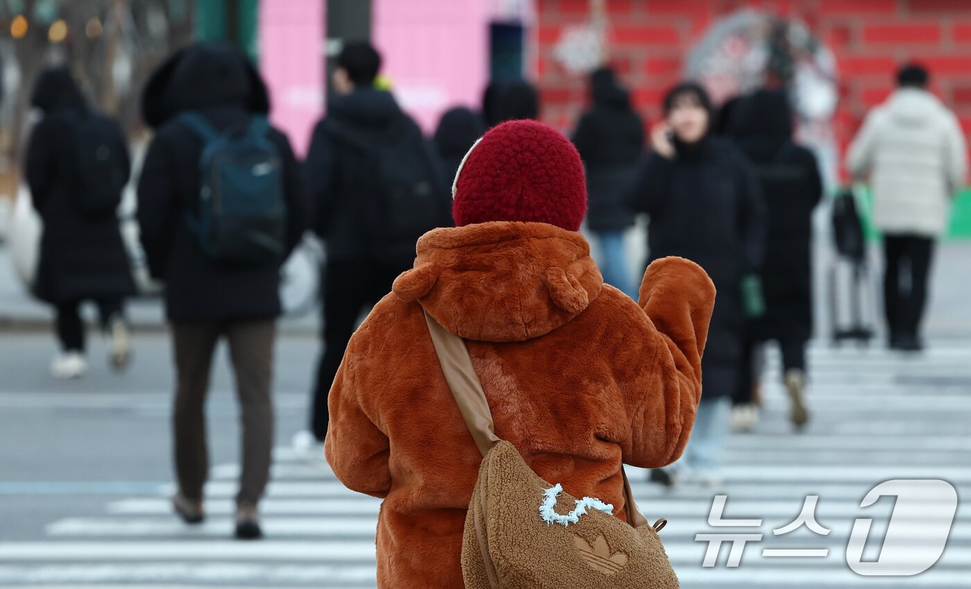 본문 이미지 - 서울이 영하 12도까지 내려가는 등 강추위를 보인 2일 오전 서울 종로구 광화문 네거리에서 두꺼운 외투를 입은 시민들이 발걸음을 옮기고 있다. 2026.1.2/뉴스1 ⓒ News1 김민지 기자