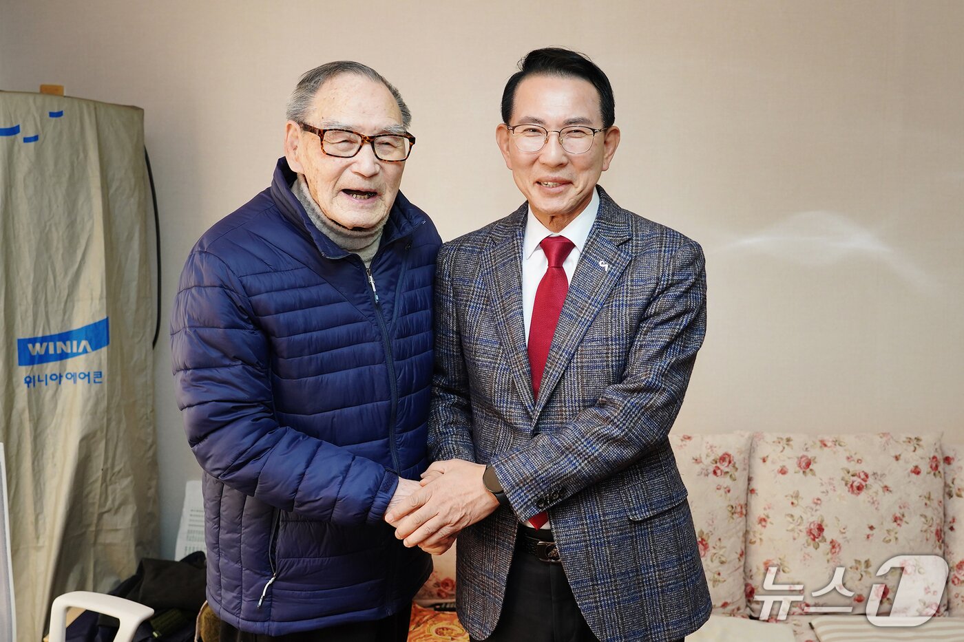 본문 이미지 - 이완섭 서산시장(오른쪽)은 병오년 새해를 맞아 석남동 김종옥 장수 어르신 가정을 방문해 새해 인사를 하고 있다.(서산시 제공. 재판매 및 DB금지)2026.1.2/뉴스1