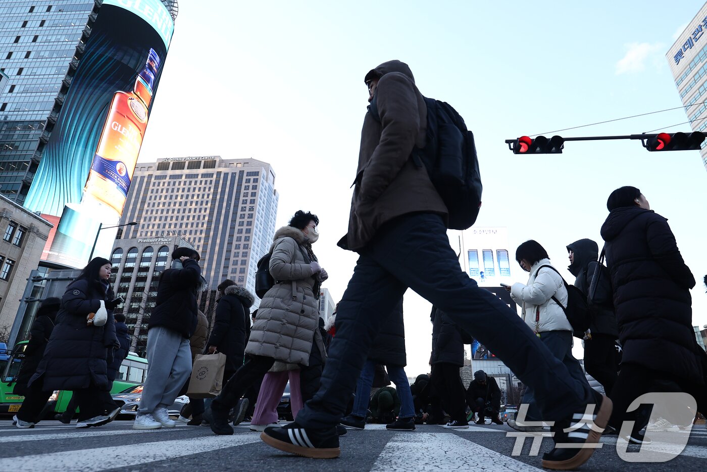 본문 이미지 - 새해 첫 출근일인 2일 오전 서울 종로구 광화문 네거리에서 두꺼운 외투를 입은 시민들이 발걸음을 옮기고 있다. 2026.1.2/뉴스1 ⓒ News1 김민지 기자