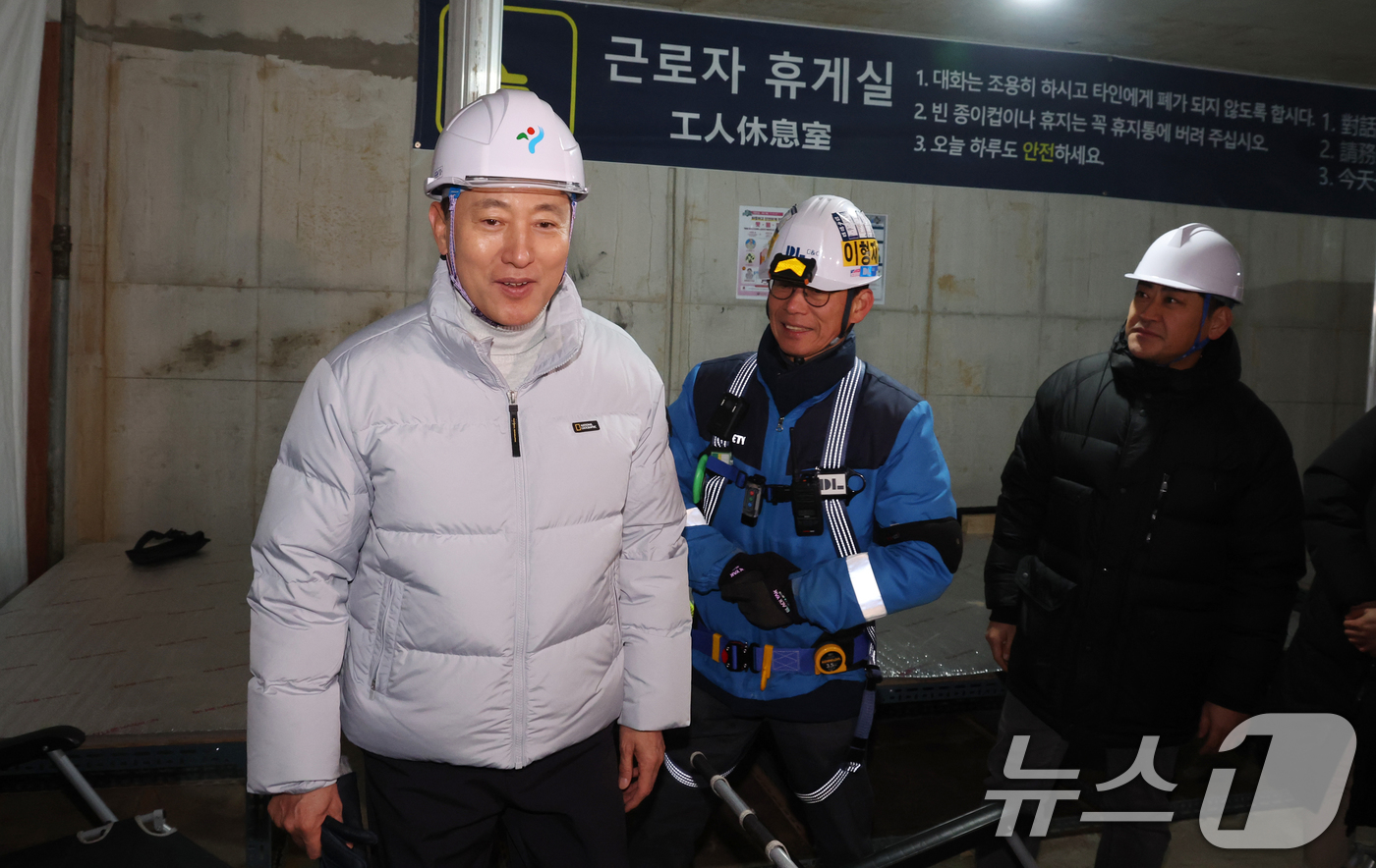 (서울=뉴스1) 김명섭 기자 = 오세훈 서울시장이 2일 서울 영등포구 유원제일1차 재건축공사 현장에서 신년 민간건축현장 안전점검을 하며 근로자휴게실을 살펴보고 있다. 2026.1. …