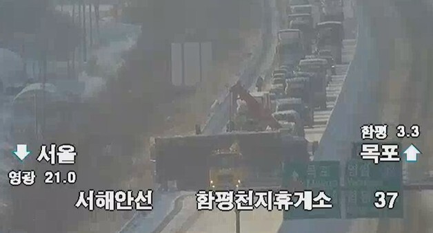 눈길에 서해안고속도로 함평IC 인근 화물차 추돌…일대 통제·정체