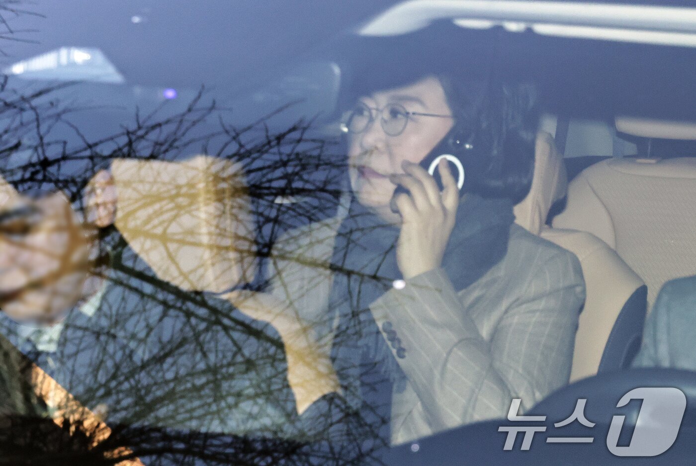 본문 이미지 - 갑질·폭언 등 직장 내 괴롭힘 의혹이 제기된 이혜훈 초대 기획예산처 장관 후보자가 2일 오전 서울 중구 예금보험공사에 마련된 인사청문회 준비 사무실로 출근하며 차량에서 누군가와 전화 통화를 하고 있다. (공동취재) 2026.1.2/뉴스1 ⓒ News1 오대일 기자