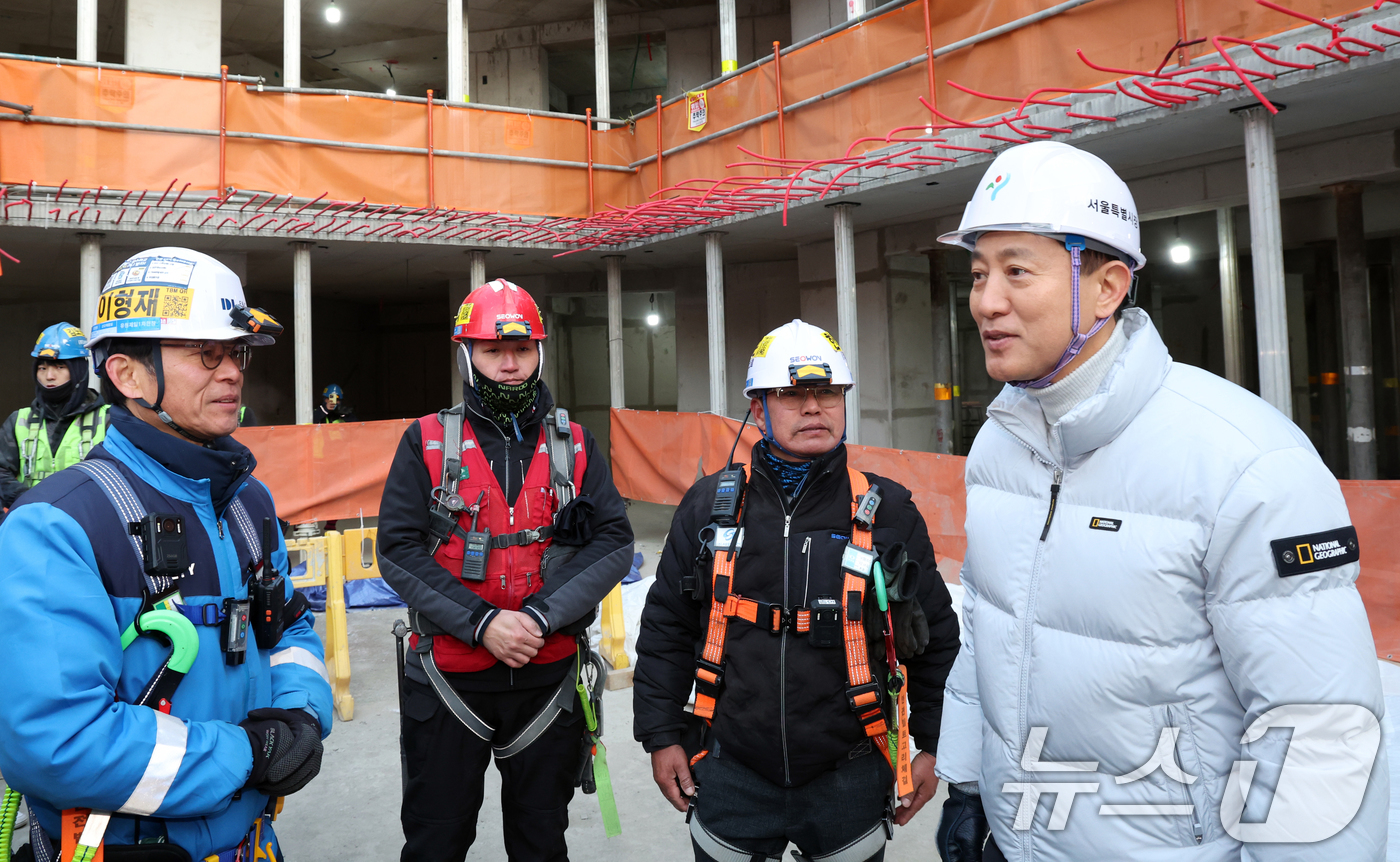 (서울=뉴스1) 김명섭 기자 = 오세훈 서울시장이 2일 서울 영등포구 유원제일1차 재건축공사 현장에서 신년 민간건축현장 안전점검을 하고 있다. 2026.1.2/뉴스1