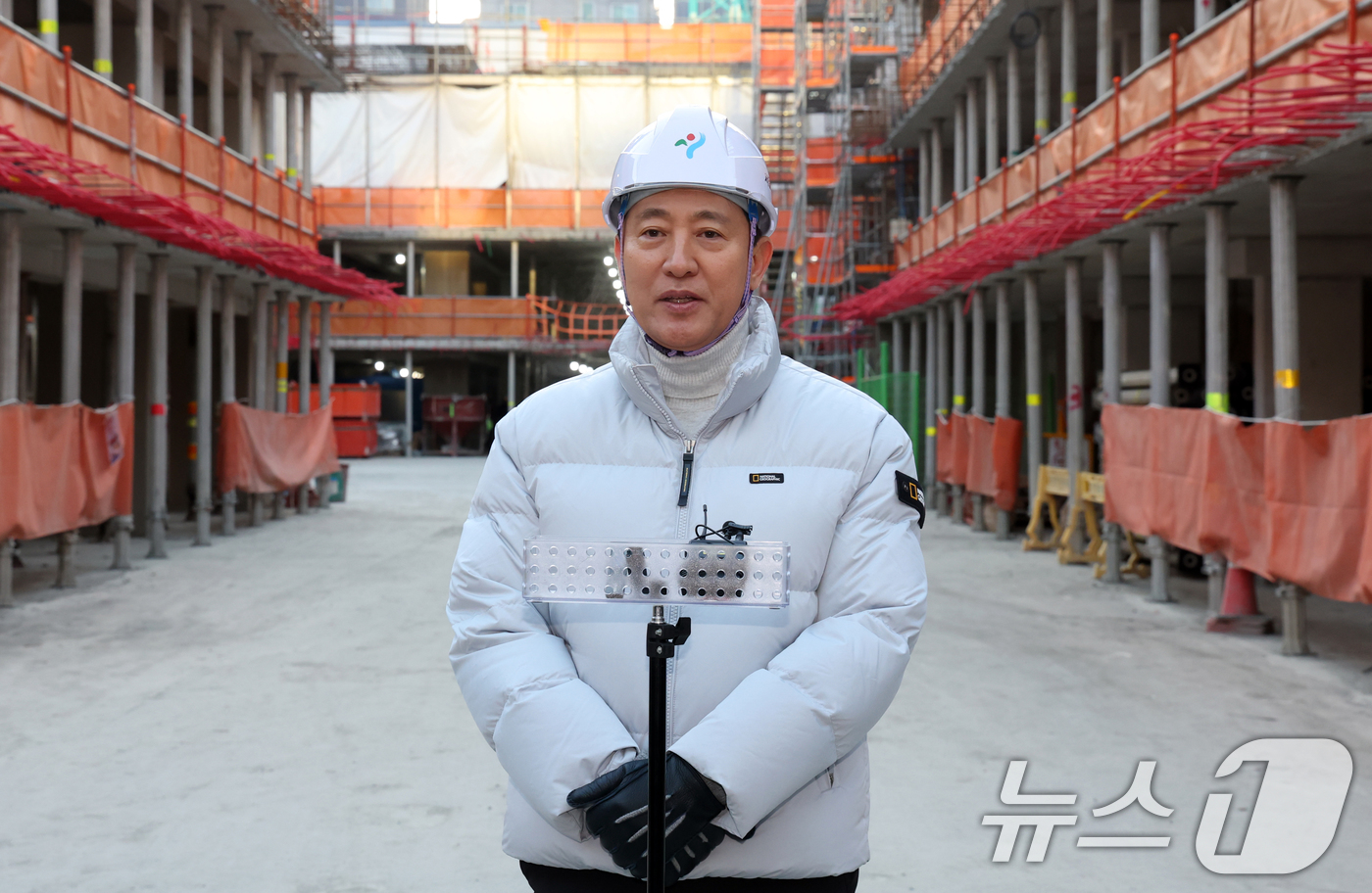 (서울=뉴스1) 김명섭 기자 = 오세훈 서울시장이 2일 서울 영등포구 유원제일1차 재건축공사 현장에서 신년 민간건축현장 안전점검 후 발언을 하고 있다. 2026.1.2/뉴스1