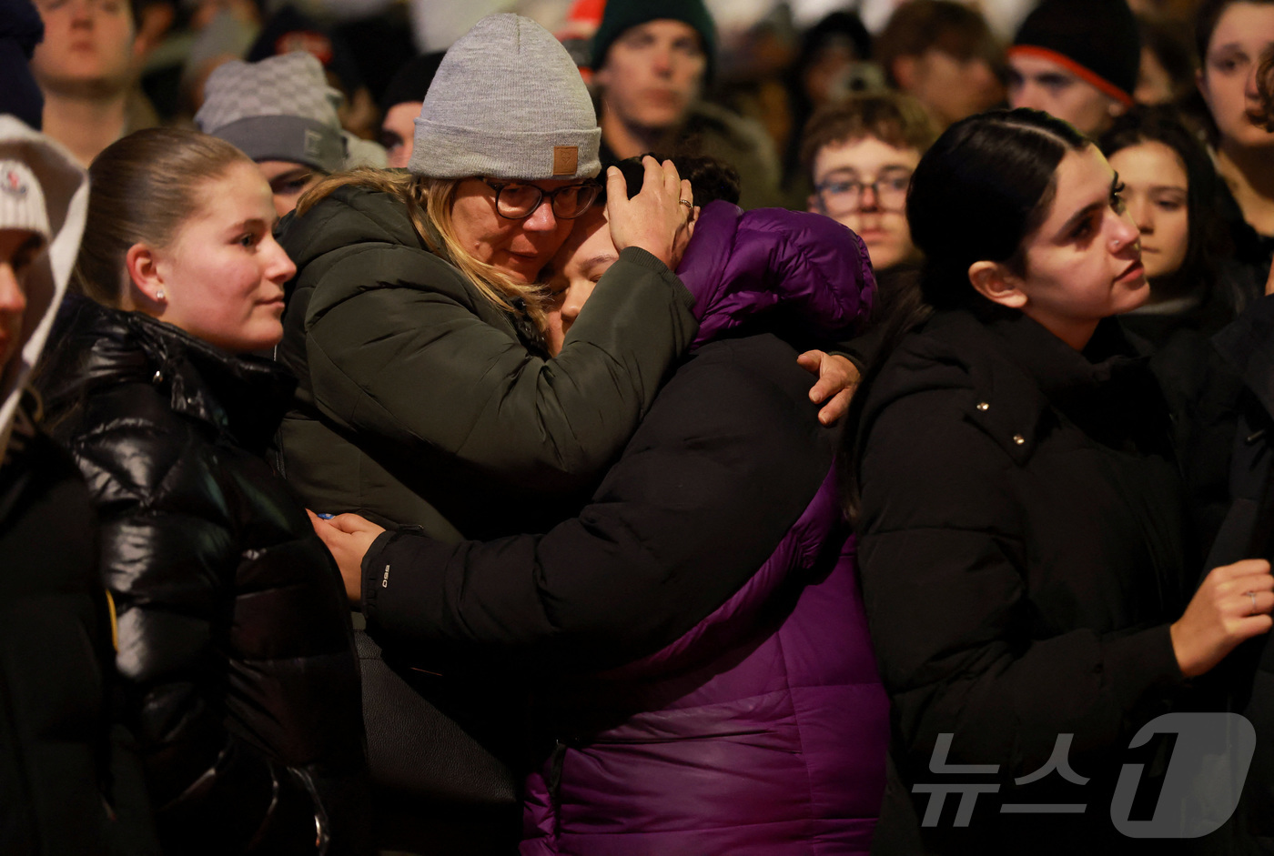 (크랑몬타나 로이터=뉴스1) 최종일 선임기자 = 스위스 경찰은 1일(현지시간) 남서부 알프스 관광지 크랑몬타나의 한 바에서 화재가 발생해 약 40명이 사망하고 115명이 부상했다고 …