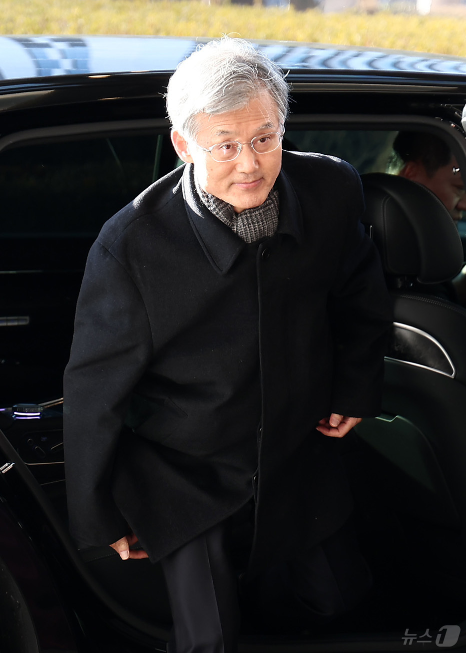 (서울=뉴스1) 김성진 기자 = 조희대 대법원장이 2일 서울 서초구 대법원으로 출근하고 있다. 2026.1.2/뉴스1