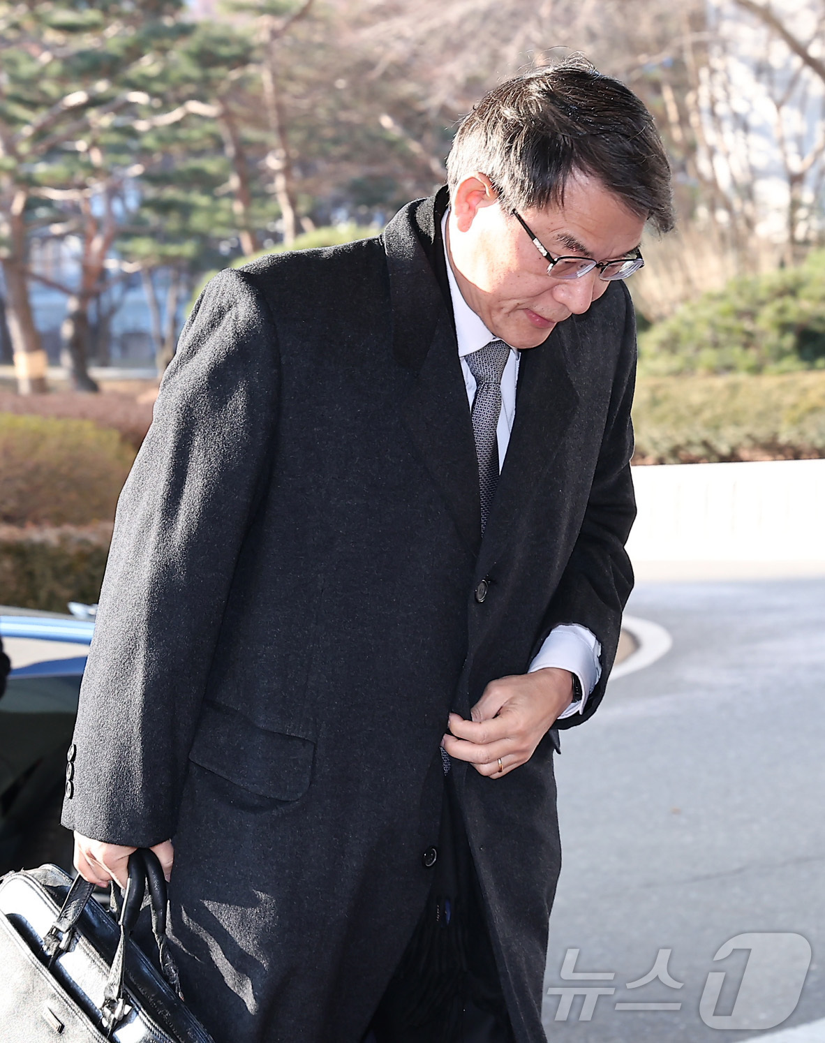 (서울=뉴스1) 김성진 기자 = 노태악 중앙선거관리위원장이 2일 서울 서초구 대법원에서 열리는 2026년 시무식에 참석을 위해 대법원으로 들어서고 있다. 2026.1.2/뉴스1