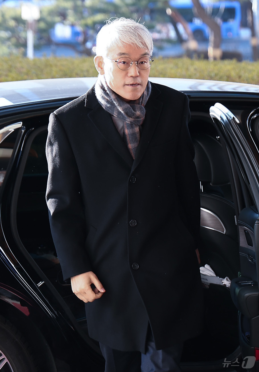 (서울=뉴스1) 김성진 기자 = 천대엽 법원행정처장이 2일 서울 서초구 대법원에서 열리는 2026년 시무식에 참석을 위해 대법원으로 들어서고 있다. 2026.1.2/뉴스1