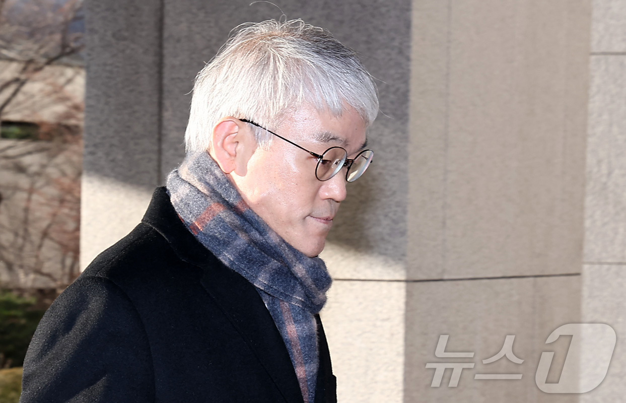 (서울=뉴스1) 김성진 기자 = 천대엽 법원행정처장이 2일 서울 서초구 대법원에서 열리는 2026년 시무식에 참석을 위해 대법원으로 들어서고 있다. 2026.1.2/뉴스1