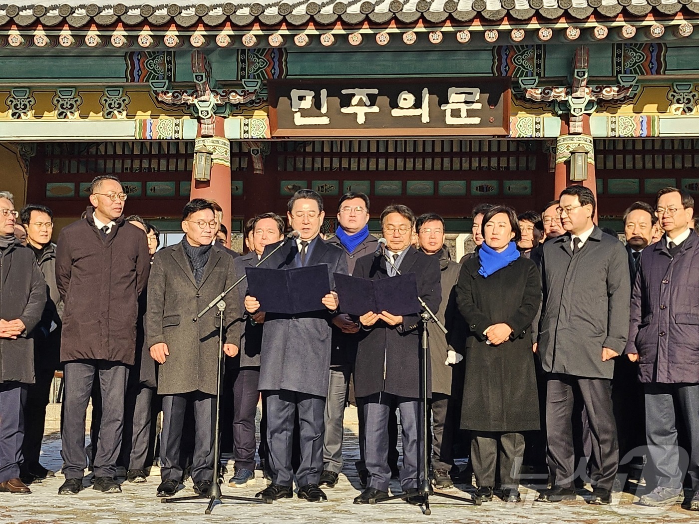 (광주=뉴스1) 이수민 기자 = 2일 광주 북구 운정동 국립5·18민주묘지 민주의문 앞에서 강기정 광주시장과 김영록 전남도지사가 광주·전남 대통합 추진 공동선언문을 발표하고 있다. …