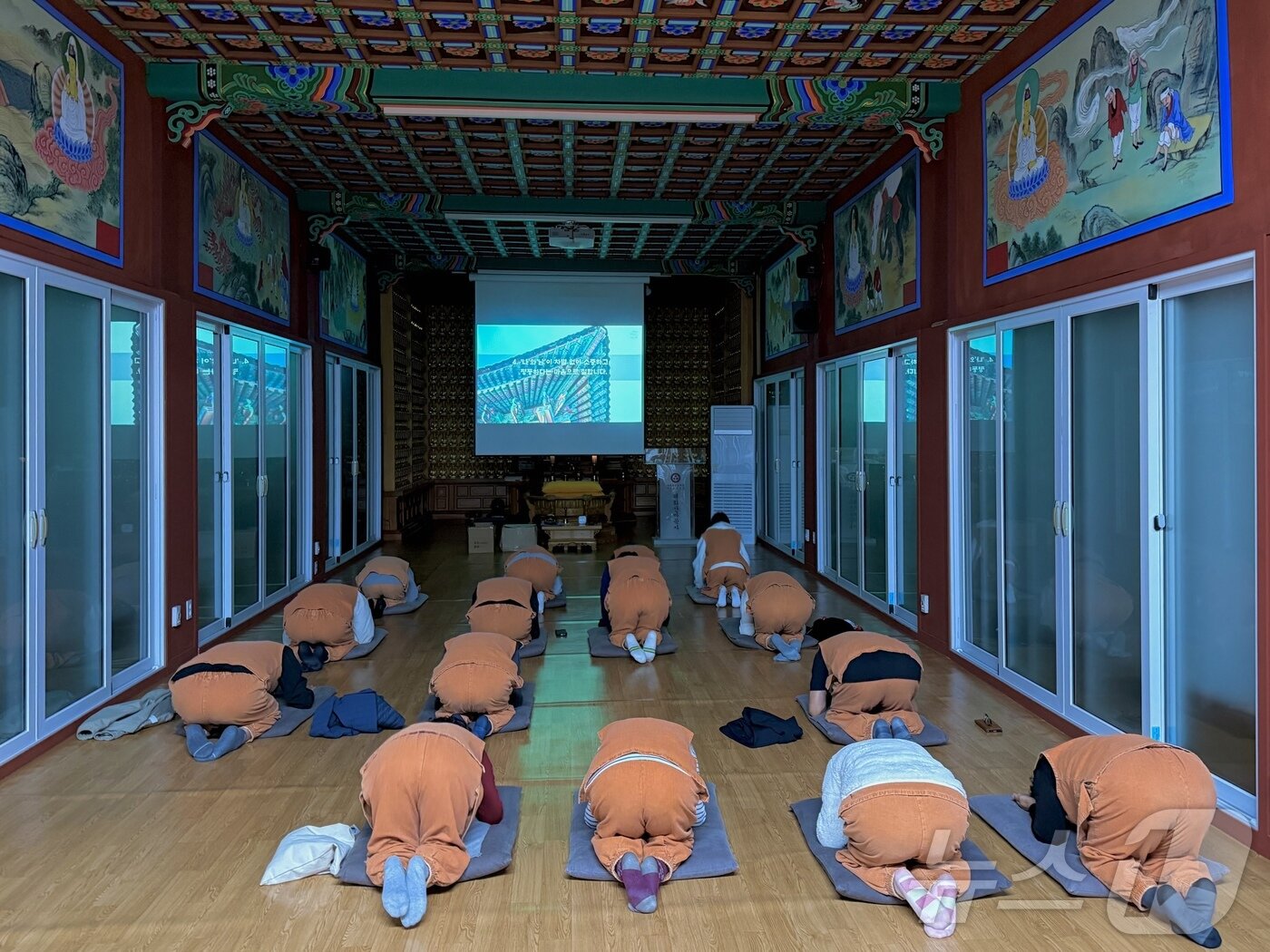 본문 이미지 - 108배 프로그램(사진 제공 마곡사)