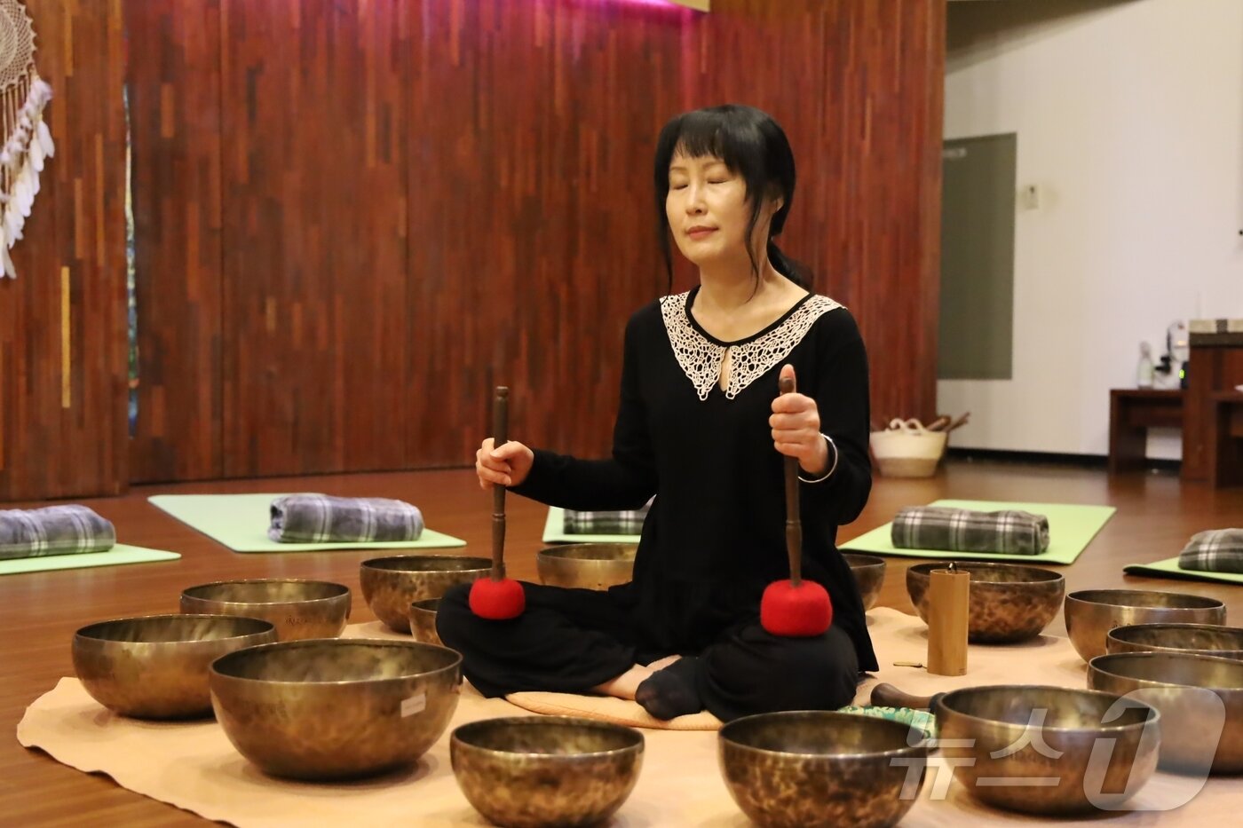 본문 이미지 - 미리내힐빙클럽은 단체 예약 인원을 대상으로 아로마, 싱잉볼, 소도구 등을 활용한 전문 테라피 프로그램을 진행한다. (한국관광공사 제공)