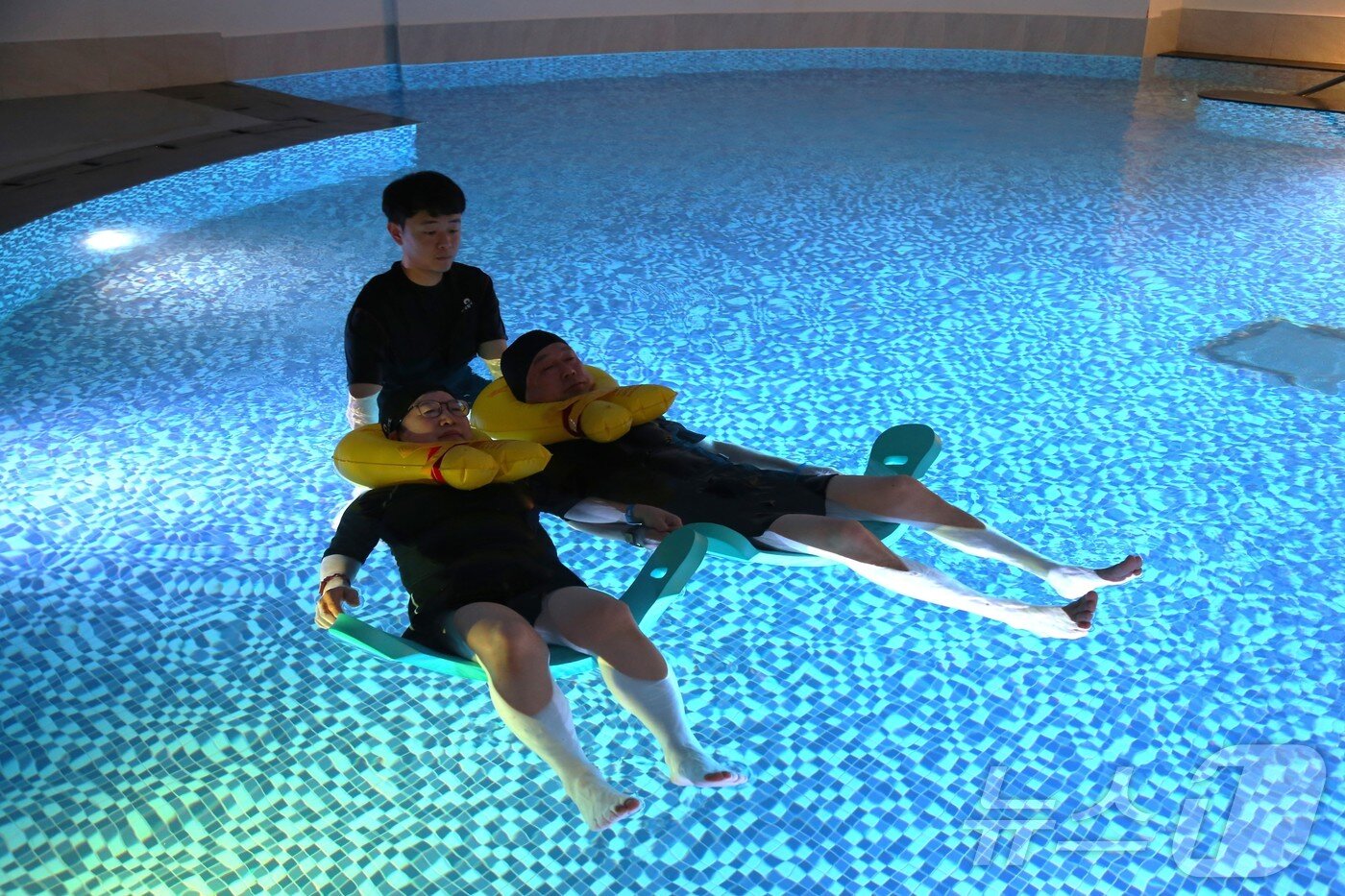 본문 이미지 - 물속에서 편안하게 떠 있으면서 심신을 이완하고 내면의 평화를 찾는 명상풀 프로그램(한국관광공사 제공)