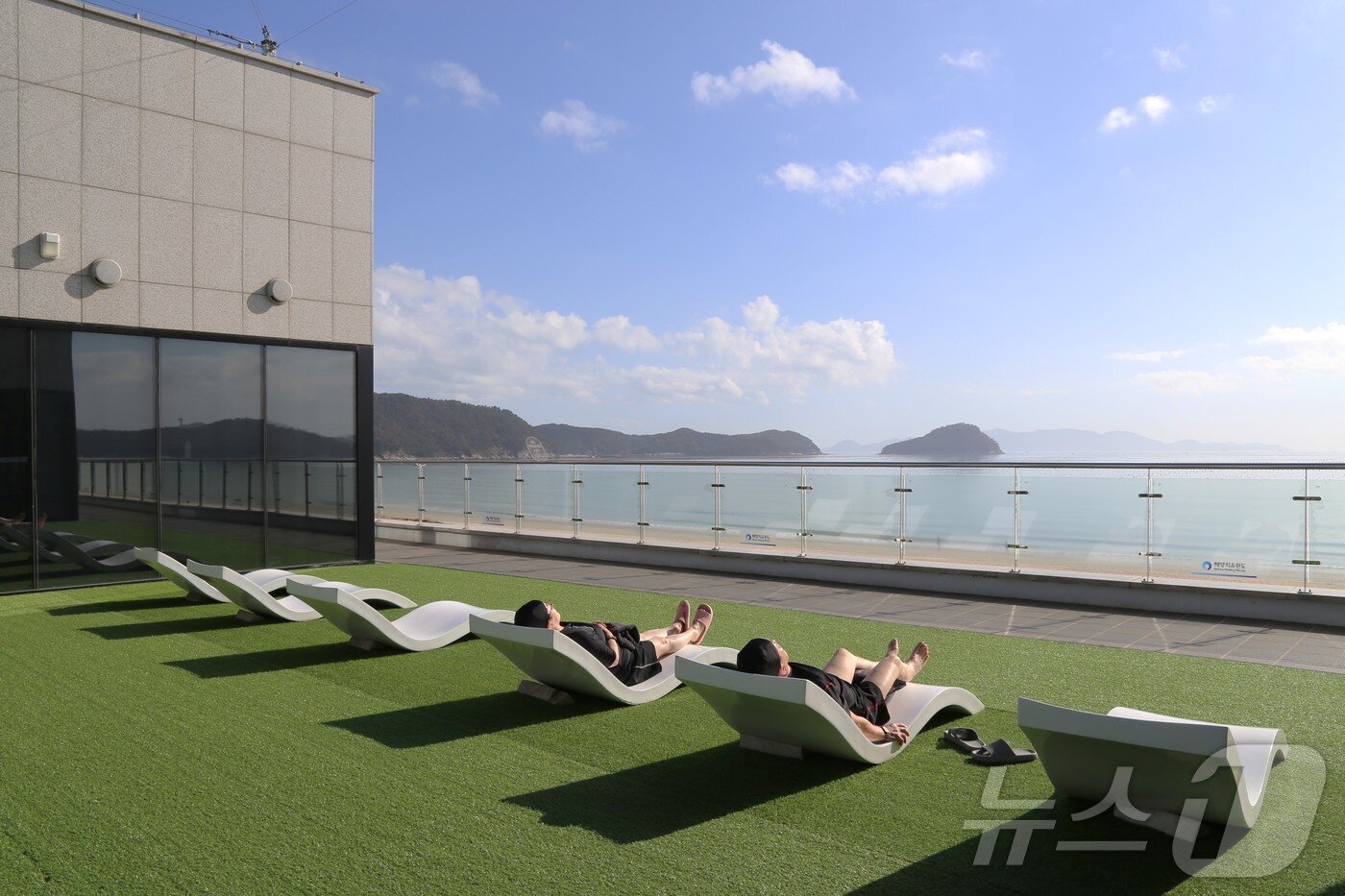 본문 이미지 - 뷰.티.인.사.이.드를 경험할 완도해양치유센터(한국관광공사 제공)