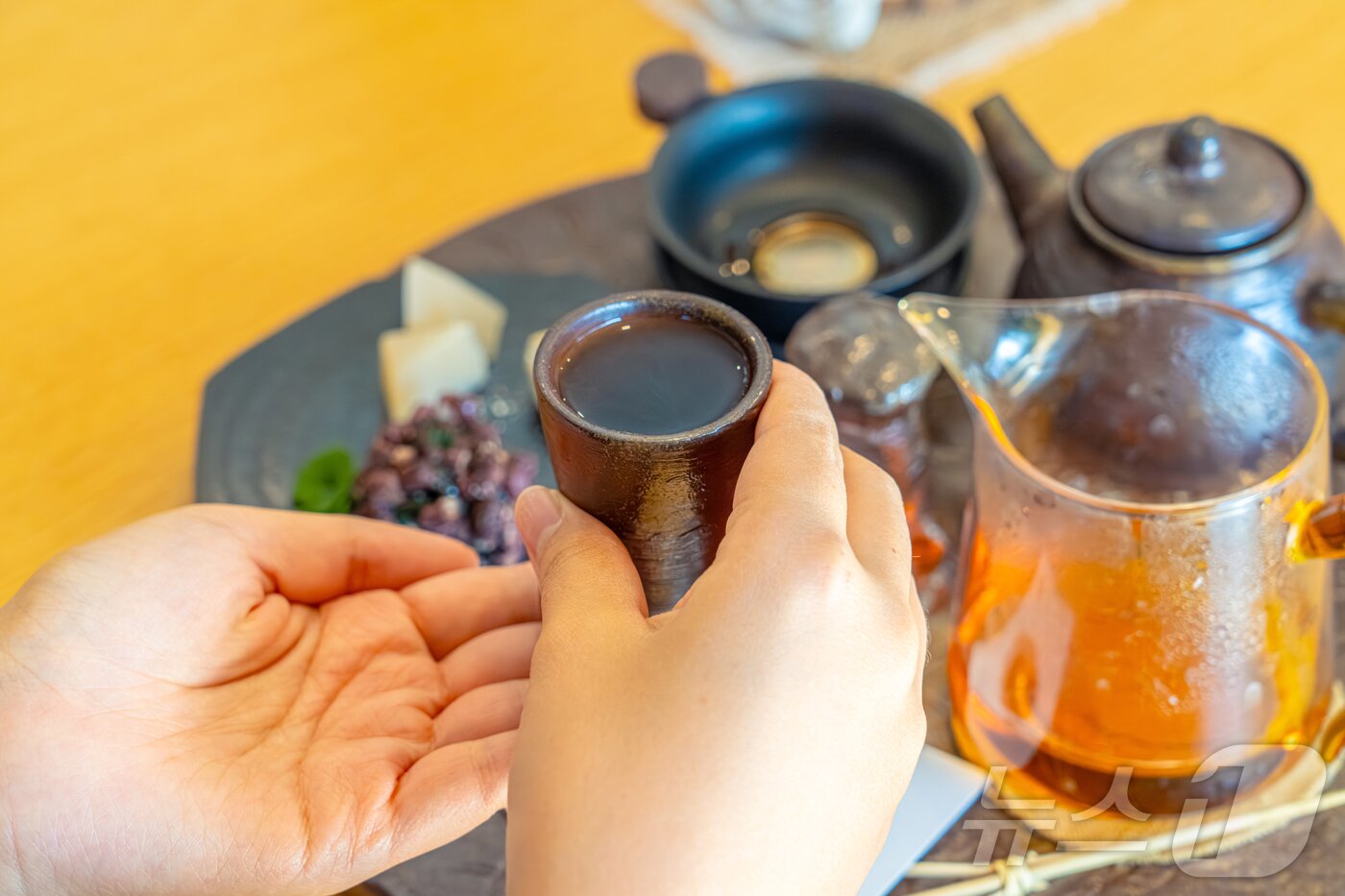 본문 이미지 - 회수다옥의 제주의 화산토로 빚어낸 도자기에 담긴 제주 녹차(한국관광공사 제공)