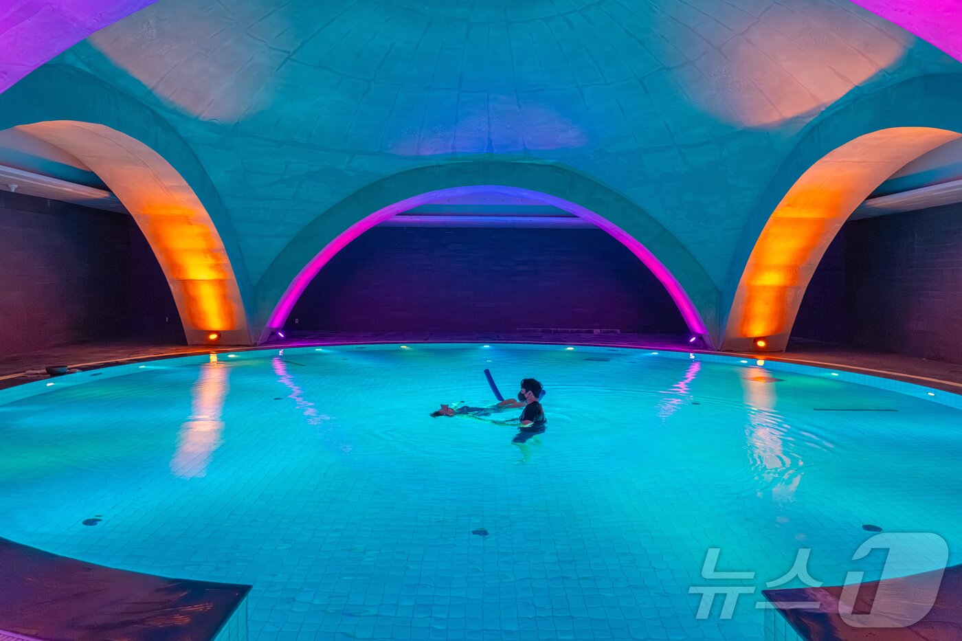 본문 이미지 - 아쿠아 메디테이션 풀에서 진행하는 해암 하이드로 프로그램(한국관광공사 제공)