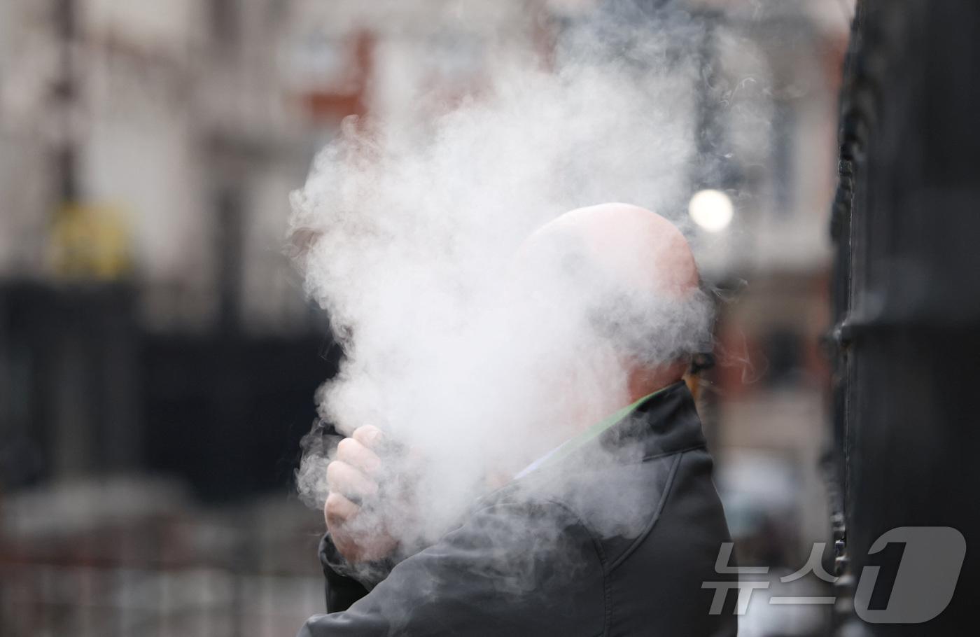 (런던 로이터=뉴스1) 윤다정 기자 = 영국 런던 고등법원 경내에서 한 시민이 전자담배를 피우고 있다. 2025.10.01.ⓒ 로이터=뉴스1