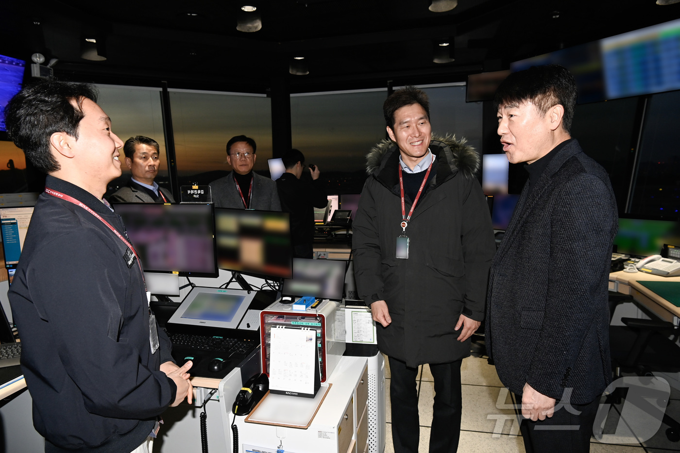 (서울=뉴스1) = 박재희 한국공항공사 사장직무대행(오른쪽 첫 번째)이 지난 1일 김포공항 근무현장을 방문해 직월들을 격려하고 있다. (한국공항공사 제공. 재판매 및 DB 금지) …