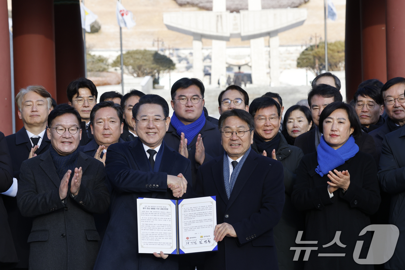 (광주=뉴스1) 김태성 기자 = 2일 광주 북구 운정동 국립5·18민주묘지 민주의문 앞에서 강기정 광주시장과 김영록 전남도지사가 광주·전남 대통합 추진 공동선언문을 발표하고 있다. …