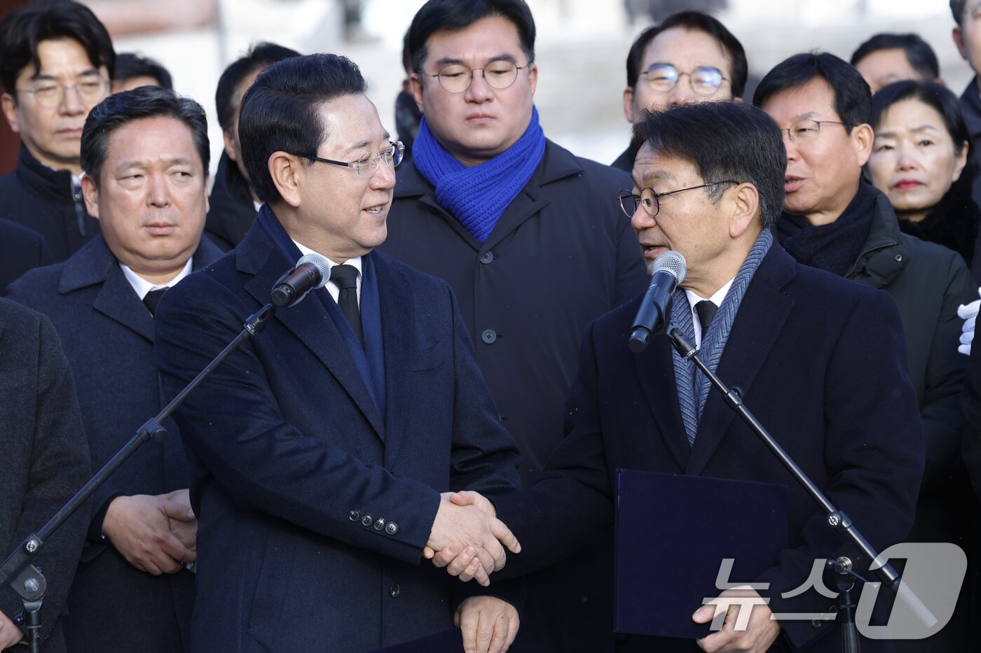 본문 이미지 - 2일 광주 북구 운정동 국립5·18민주묘지 민주의문 앞에서 강기정 광주시장과 김영록 전남도지사가 광주·전남 대통합 추진 공동선언문을 발표하고 있다. 2026.1.2/뉴스1 ⓒ News1 김태성 기자