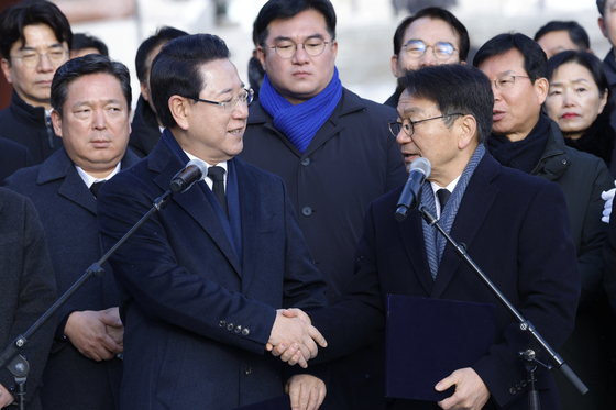 통합 추진 발표하고 악수하는 강기정·김영록