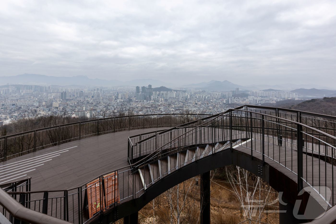 본문 이미지 - 용마산 스카이워크(서울관광재단 제공)