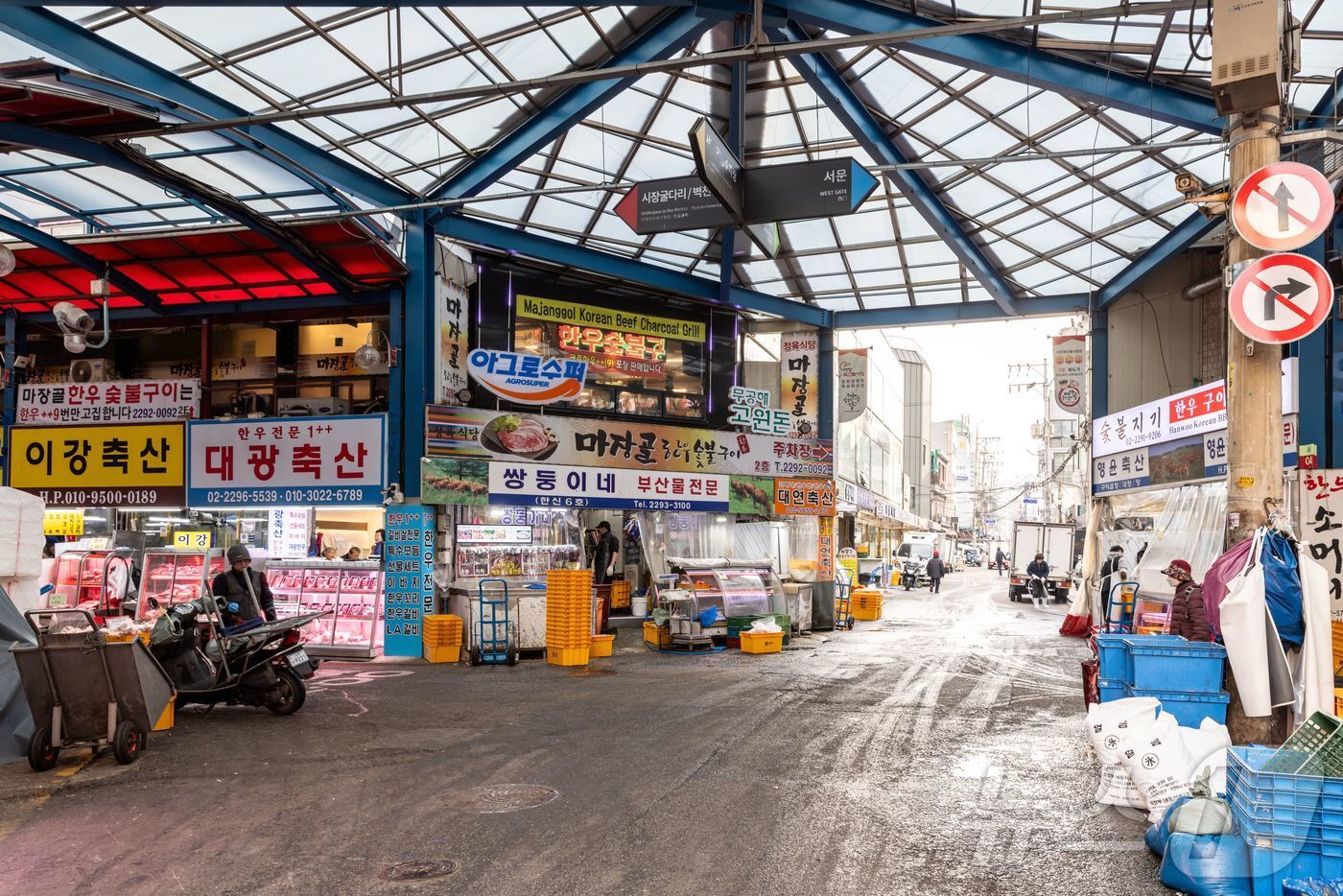 본문 이미지 - 정겨운 시장 내부 풍경(서울관광재단 제공)