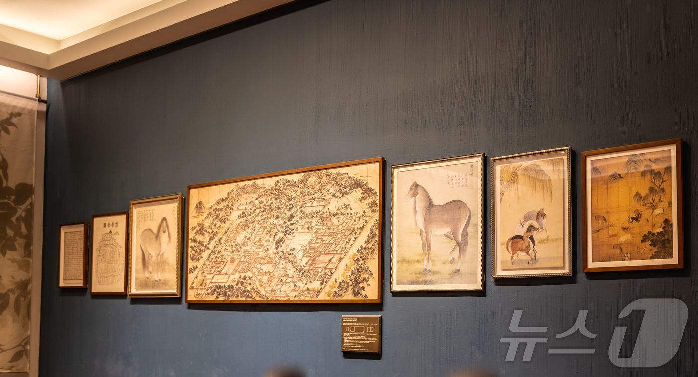 본문 이미지 - 이마빌당에 전시된 말과 관련된 예술작품(서울관광재단 제공)