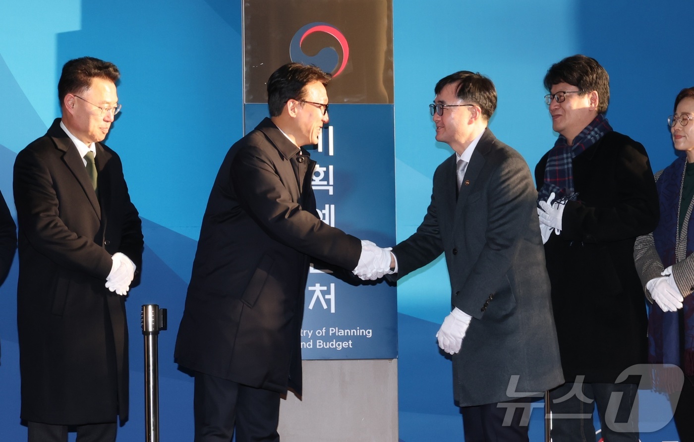 (세종=뉴스1) 김기남 기자 = 김민석 국무총리가 2일 오전 세종시 정부세종청사 6동에서 열린 기획예산처 개청 현판식을 마친 뒤 임기근 기획예산처 차관과 악수하고 있다. 2026. …