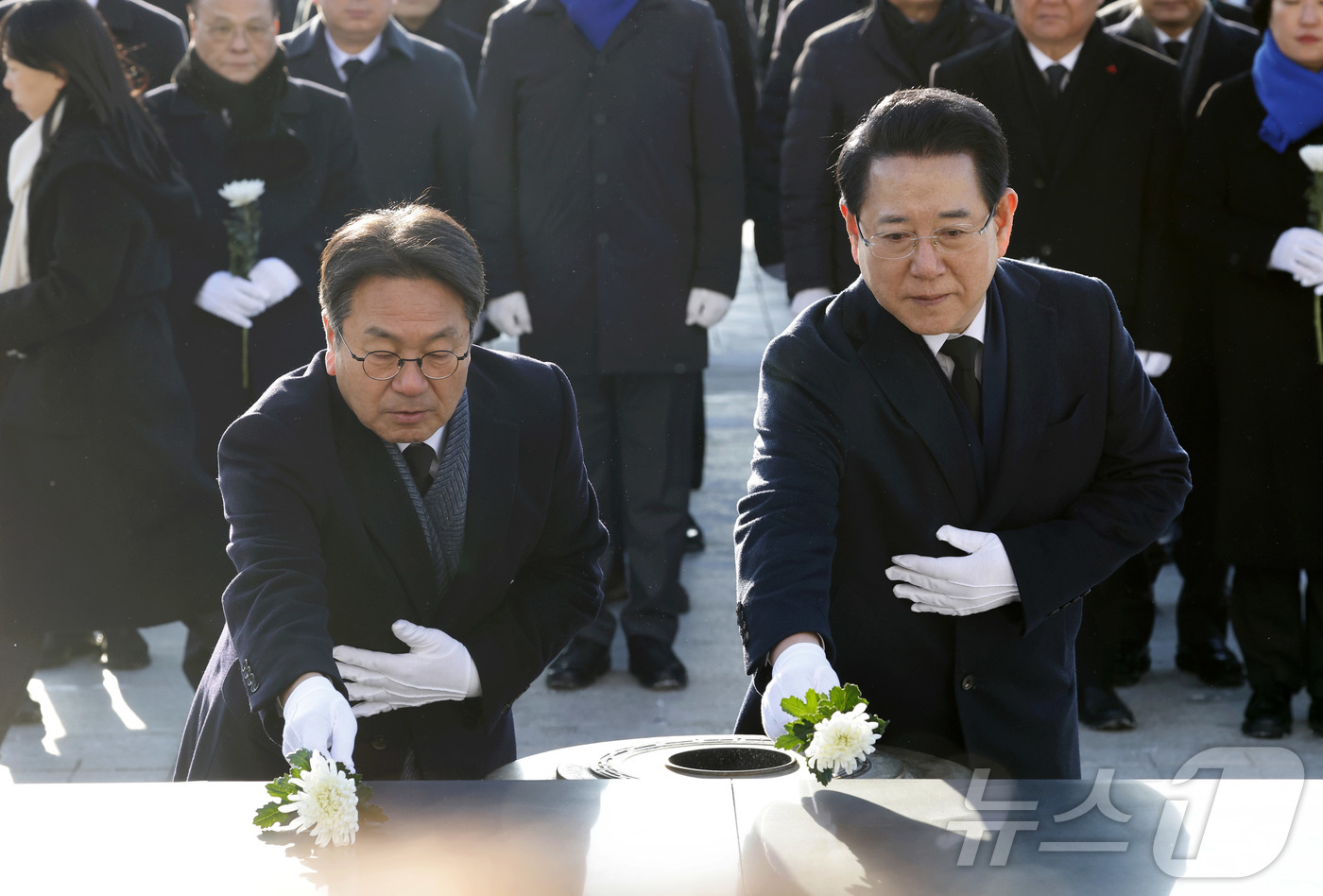 (광주=뉴스1) 김태성 기자 = 강기정 광주시장과 김영록 전남도지사가 2일 광주 북구 운정동 국립5·18민주묘지를 찾아 헌화참배하고 있다. 2026.1.2/뉴스1