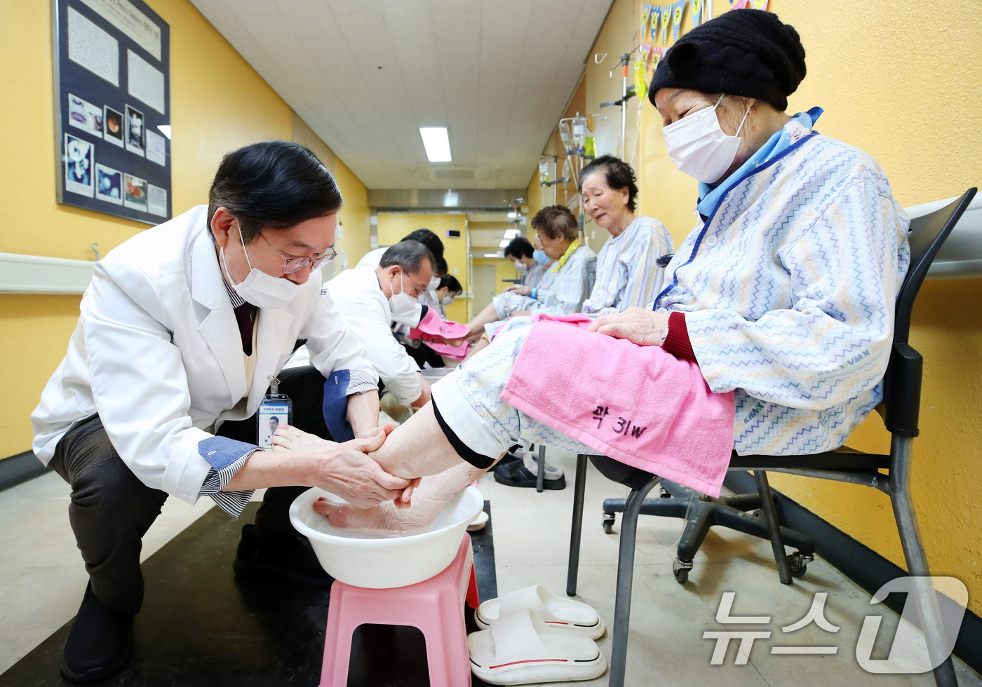 (대구=뉴스1) 공정식 기자 = 2일 오전 대구 중구 곽병원 간호간병통합병동에서 의료진이 2026년 새해를 맞아 어르신 입원환자의 발을 씻겨주며 섬김을 다짐하는 '섬김의 세족식'을 …