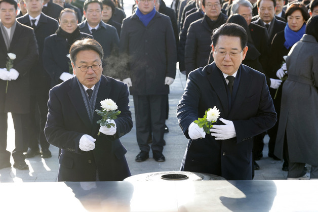 헌화하는 강기정·김영록