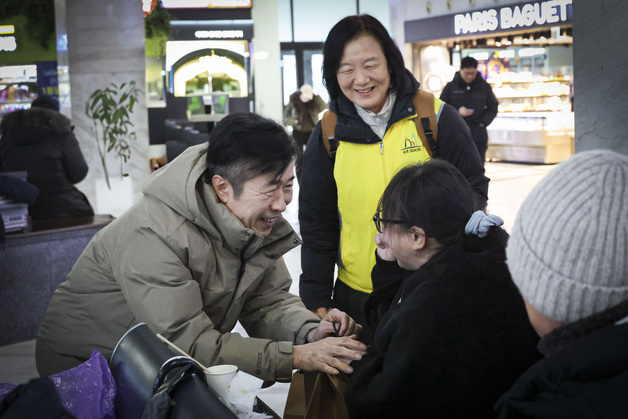 전성수 서초구청장, 노숙인 안전 점검…고속터미널 대합실 방문