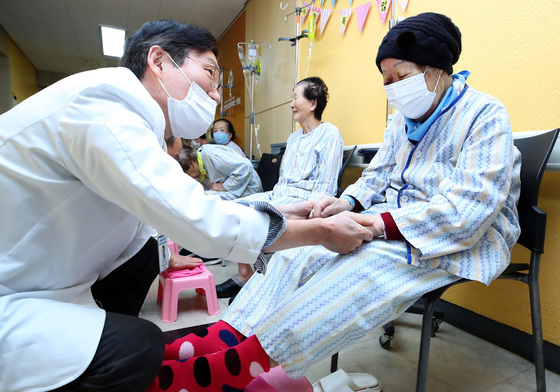 "봉사하는 마음으로 진료"…17년째 이어진 대구 곽병원 '섬김의 세족식'