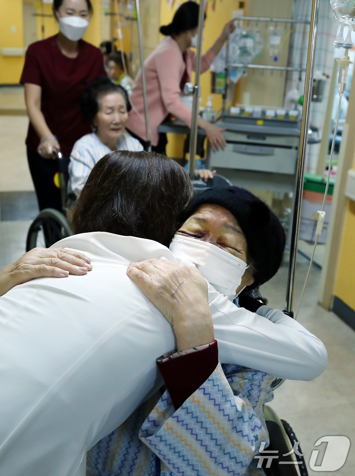 (대구=뉴스1) 공정식 기자 = 2일 오전 대구 중구 곽병원 간호간병통합병동에서 의료진이 2026년 새해를 맞아 어르신 입원환자의 발을 씻겨주며 섬김을 다짐하는 '섬김의 세족식'을 …