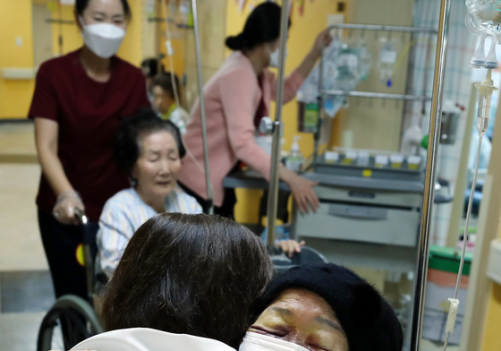 곽병원 의료진 안아주는 이용수 할머니