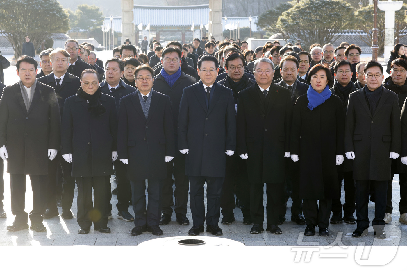 (광주=뉴스1) 김태성 기자 = 강기정 광주시장과 김영록 전남도지사가 2일 광주 북구 운정동 국립5·18민주묘지를 찾아 헌화참배하고 있다. 2026.1.2/뉴스1
