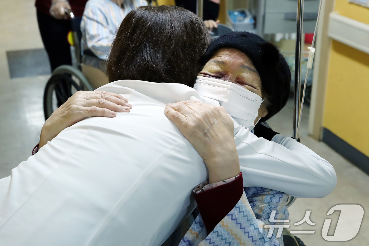 (대구=뉴스1) 공정식 기자 = 2일 오전 대구 중구 곽병원 간호간병통합병동에서 의료진이 2026년 새해를 맞아 어르신 입원환자의 발을 씻겨주며 섬김을 다짐하는 '섬김의 세족식'을 …