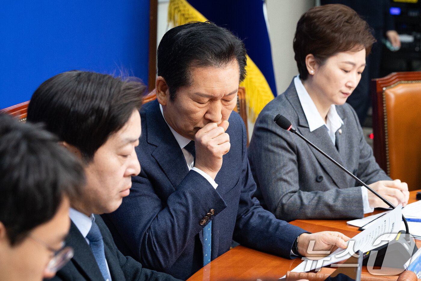 본문 이미지 - 정청래 더불어민주당 대표가 지난 2일 서울 여의도 국회에서 열린 최고위원회의에서 모두 발언 중 헛기침을 하고 있다. 2026.1.2/뉴스1 ⓒ News1 유승관 기자