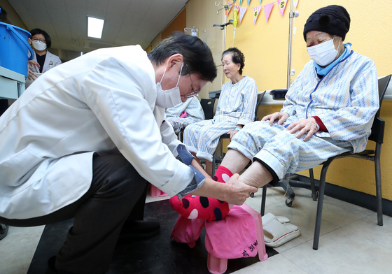 '할머니, 겨울을 따뜻하게'