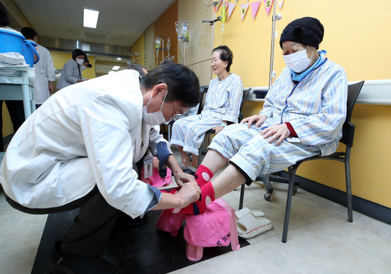 '이용수 할머니에게 건강을…'