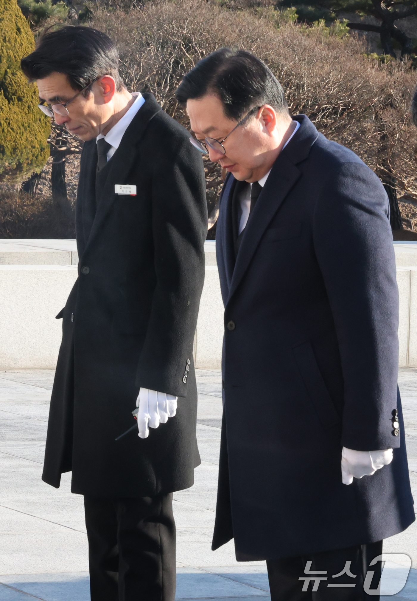 (대전=뉴스1) 김기태 기자 = 이장우 대전시장과 직원들이 2일 오전 대전 유성구 국립대젼현충원 현충탑에 참배하고 있다. 2026.1.2/뉴스1