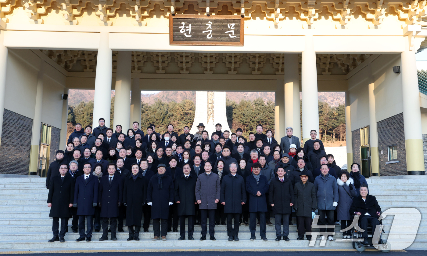 (대전=뉴스1) 김기태 기자 = 이은권 국민의힘 대전시당위원장과 당원들이 2일 오전 대전 유성구 국립대젼현충원 현충탑 참배를 마치고 기념촬영 하고 있다. 2026.1.2/뉴스1