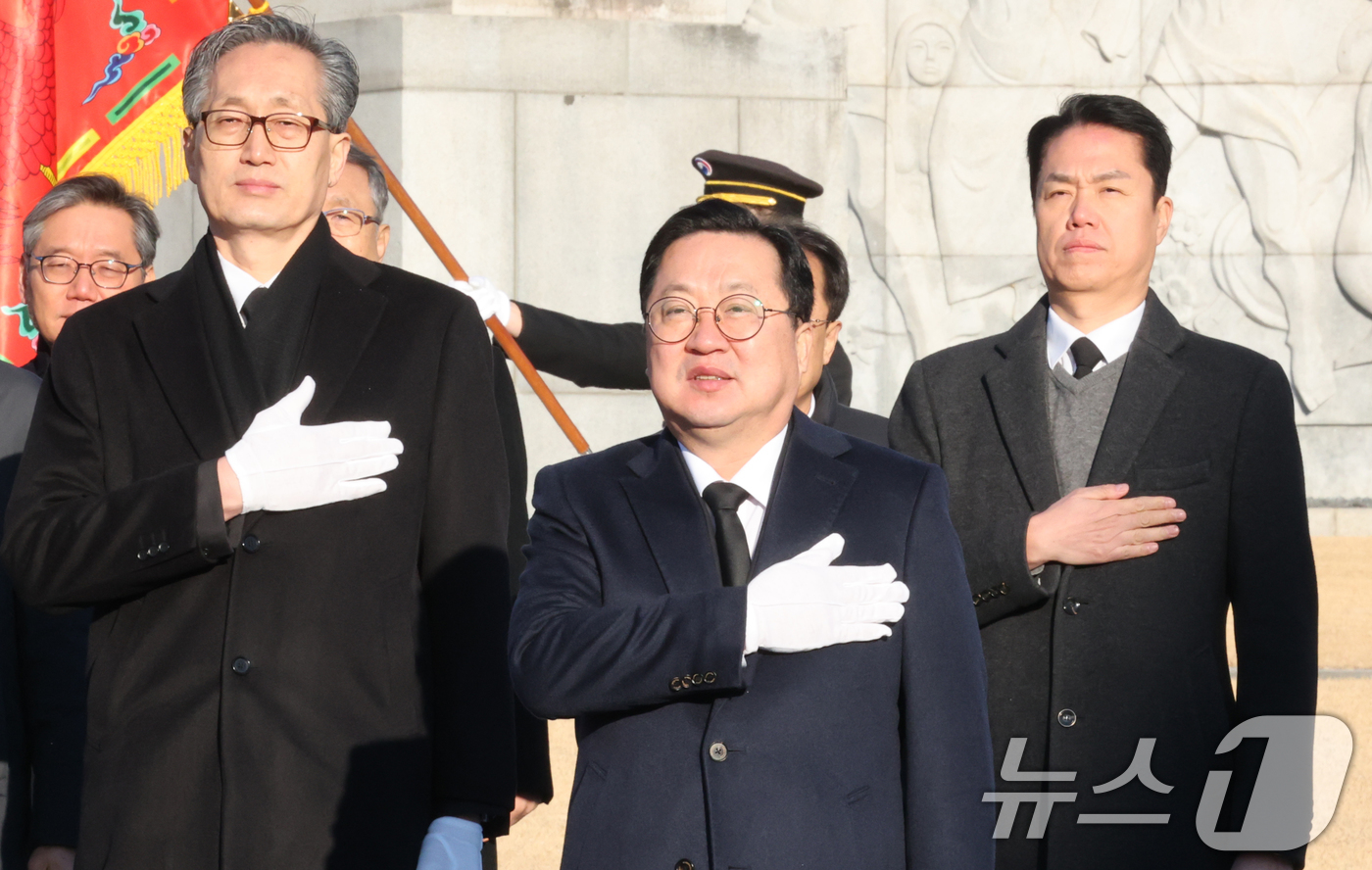 (대전=뉴스1) 김기태 기자 = 이장우 대전시장과 직원들이 2일 오전 대전 유성구 국립대젼현충원 현충탑 참배를 마치고 국기에 대한 경례를 하고 있다. 2026.1.2/뉴스1