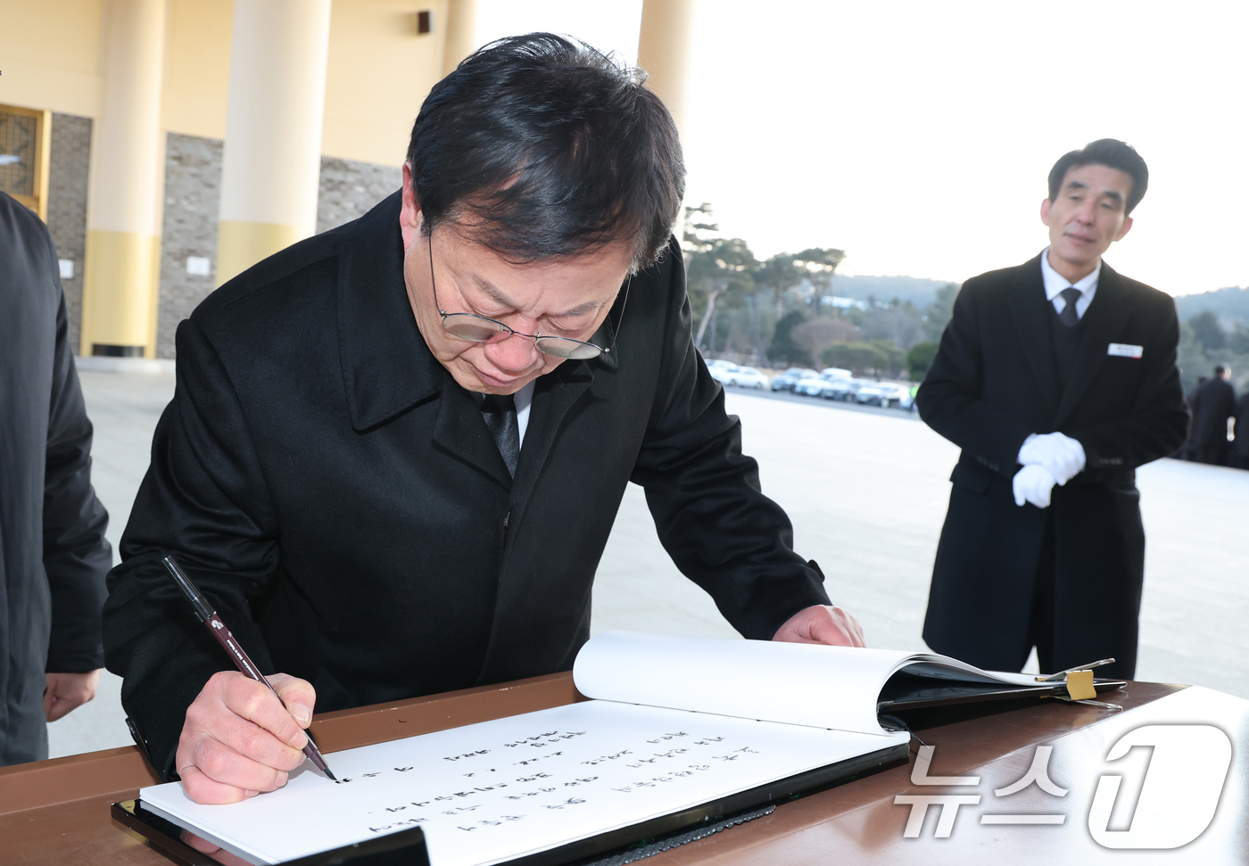 (대전=뉴스1) 김기태 기자 = 이은권 국민의힘 대전시당위원장이 2일 오전 대전 유성구 국립대젼현충원 현충탑 참배를 마치고 방명록을 작성하고 있다. 2026.1.2/뉴스1