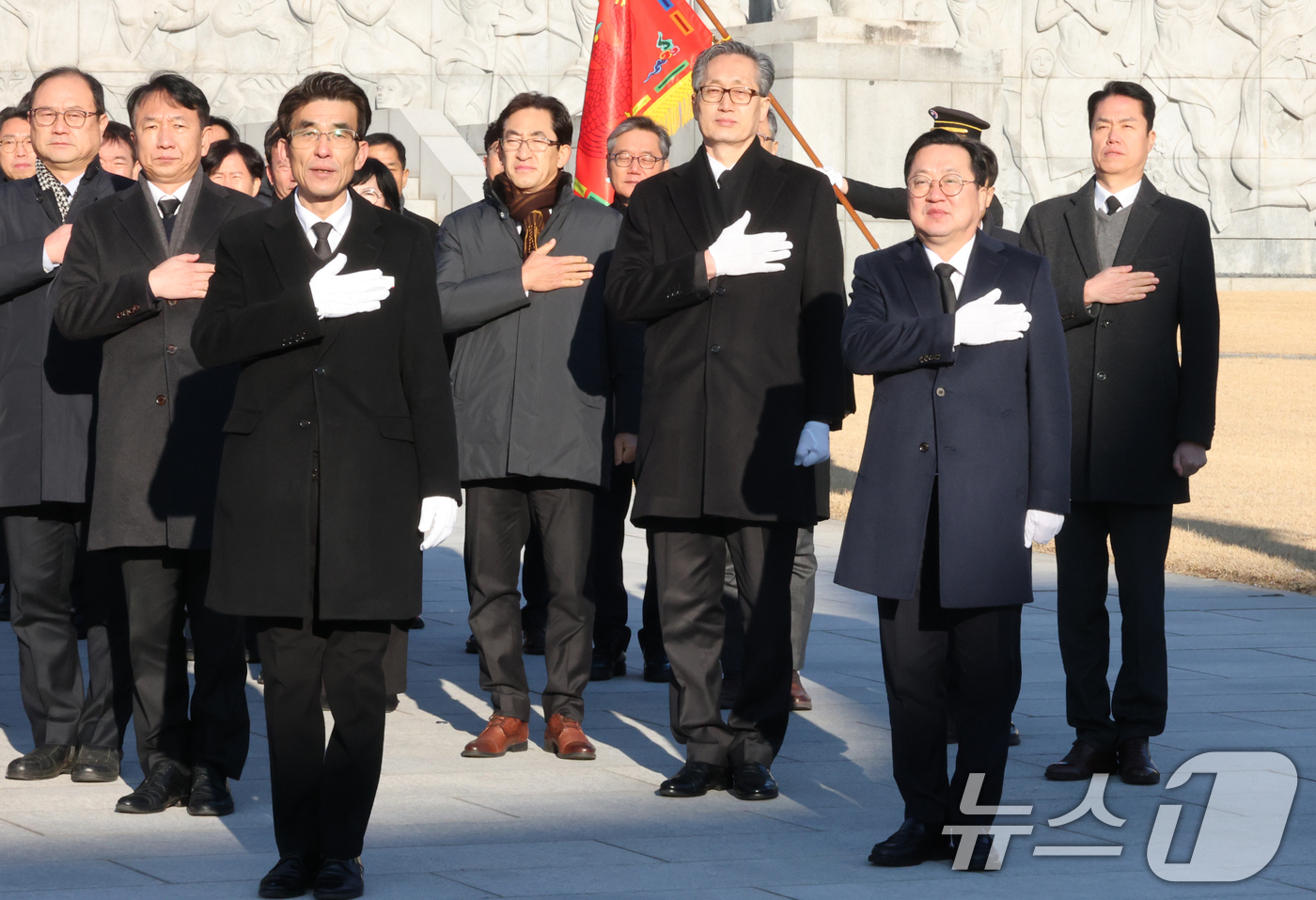 (대전=뉴스1) 김기태 기자 = 이장우 대전시장과 직원들이 2일 오전 대전 유성구 국립대젼현충원 현충탑 참배를 마치고 국기에 대한 경례를 하고 있다. 2026.1.2/뉴스1