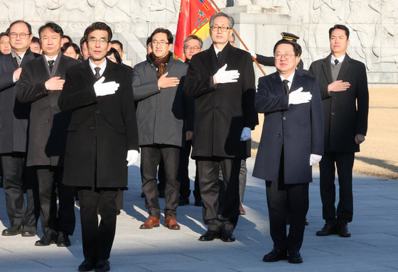 이장우 대전시장 현충원 참배로 새해 첫 업무 시작